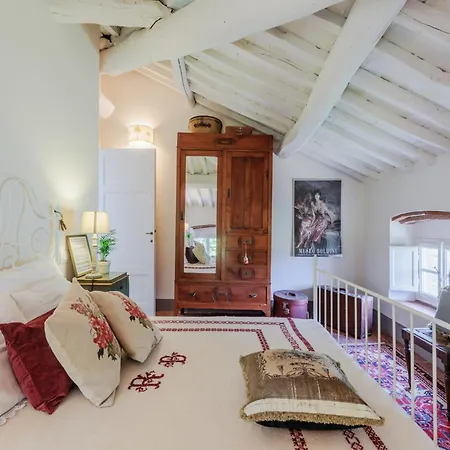 Villa 5 Bedrooms Traditional In Lucca
