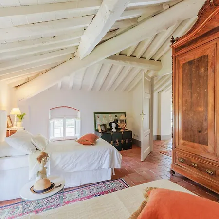 Villa 5 Bedrooms Traditional In Lucca Vorno