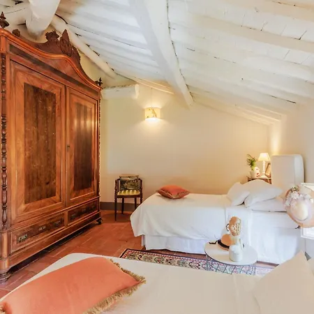 Villa 5 Bedrooms Traditional In Lucca