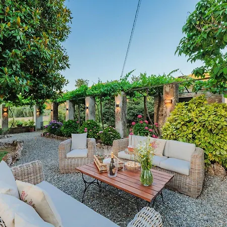 Villa 5 Bedrooms Traditional In Lucca