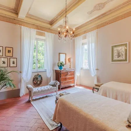 Villa 5 Bedrooms Traditional In Lucca