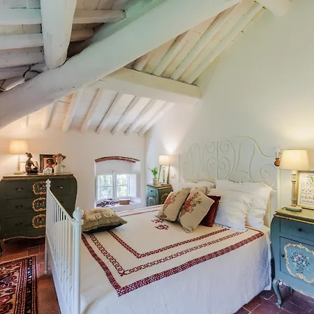 Villa 5 Bedrooms Traditional In Lucca